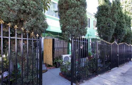 Hollywood Hills Apartment | Hollywood Sunshine