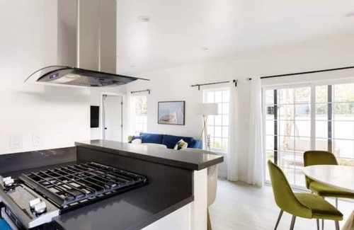 North Hollywood House | Hollywoodland Suite Built in Exquisite Contemporary Style