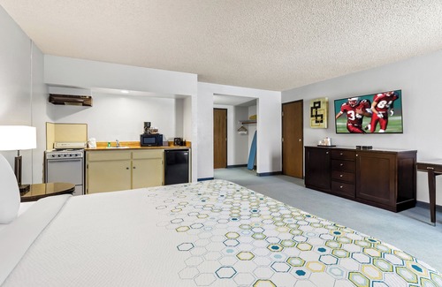 Ridgecrest Hotel | HomeTowne Studios by Red Roof Ridgecrest