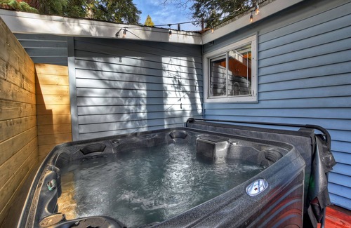 Running Springs House | HOT TUB! COZY 2 bedroom mountain/lake getaway!