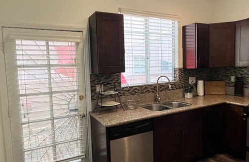 Inglewood Condo | House of Gordon Gartrale - Near LAX & Sofi! Family-Sized Condo In No. Inglewood