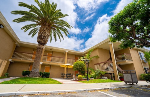 Buena Park Hotel | Howard Johnson by Wyndham Buena Park