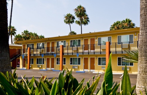 Midway District Hotel | Howard Johnson by Wyndham San Diego Sea World