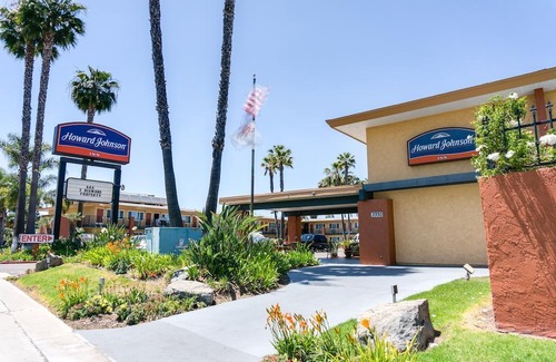 Midway District Hotel | Howard Johnson by Wyndham San Diego Sea World