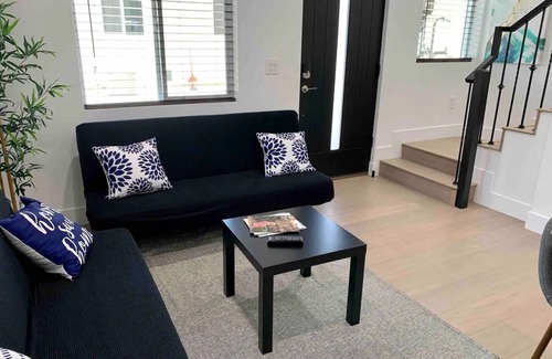 Little Armenia House | Huge House with Views of Hollywood sign! 3B/3BA