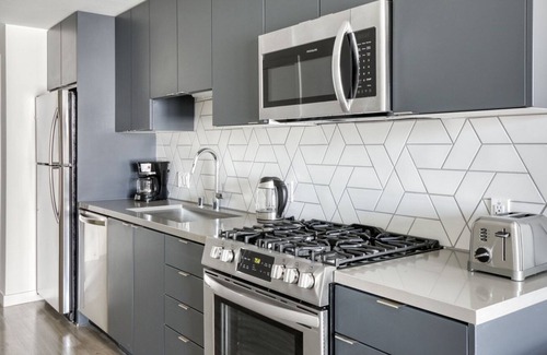 North Pine Apartment | Ideal Long Beach Studio w/ Pool & Gym, walk to Ocean Blvd, by Blueground