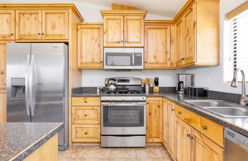 Yucca Valley House | Joshua Tree Landing by AvantStay 3 BDR 2Bath Home w Hot Tub