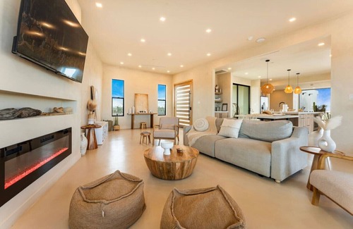 Joshua Tree House | JT Art Villa | Luxe & Unique Artistic Getaway