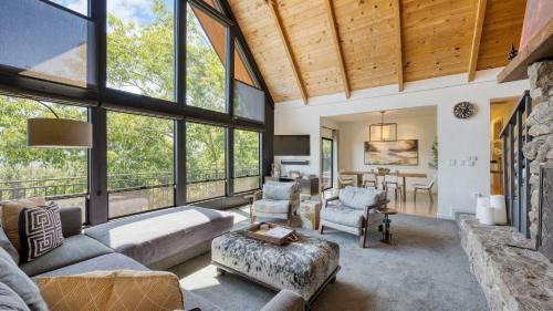 Kenwood House | Kenwood Vista by AvantStay 7acres w Pool Fire Pit Vineyard Views