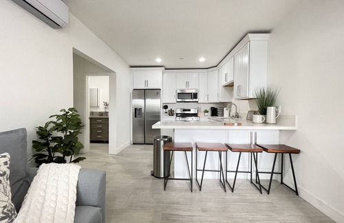 Santa Ana Apartment | ★King★5min→DTSA★Parking★65” Smart TV★Self Check-In
