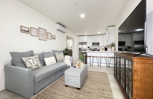 Santa Ana Apartment | ★King★5min→DTSA★Parking★65” Smart TV★Self Check-In