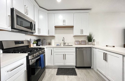 Santa Ana Apartment | ★King★5min→DTSA★Parking★65” Smart TV★Self Check-In