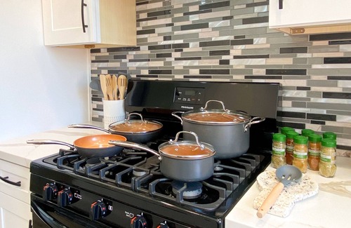 Encino House | King Bed. Washer/Dryer. Newly Remodeled. Fire Pit. Central Location. 3 TVs