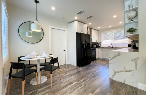 Encino House | King Bed. Washer/Dryer. Newly Remodeled. Fire Pit. Central Location. 3 TVs