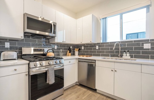 Pico-Union House | LA Cityscapes views w/Rooftop, New construction and Fresh Stylish Furnishings.