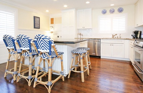 Beach Barber Tract House | La Jolla Beach Home: Sauna, Cold Plunge, Jacuzzi. 3 mins walk to Windansea Beach