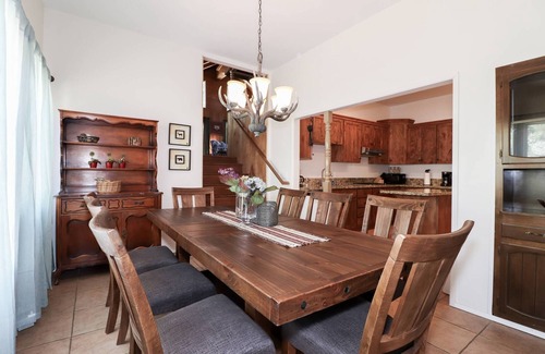 Summit Estates Cabin | La Maison by Destination Big Bear : Walk to Snow Summit! Pool Table! Hot Tub! Fireplace! Cable TV! BBQ! Wet Bar!