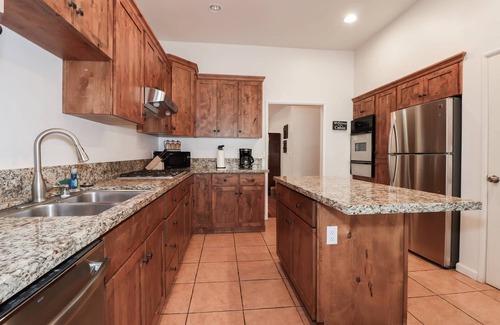 Summit Estates Cabin | La Maison by Destination Big Bear : Walk to Snow Summit! Pool Table! Hot Tub! Fireplace! Cable TV! BBQ! Wet Bar!