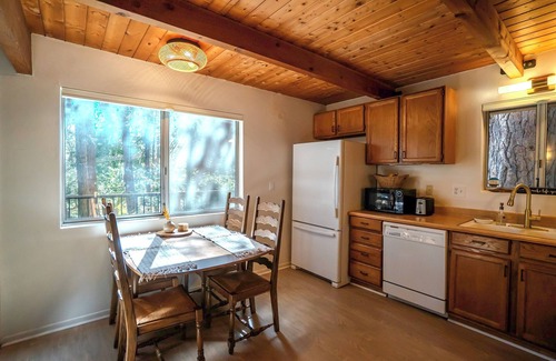 Blue Jay House | Lake Arrowhead Cabin – Tranquil Rockhouse in the Trees