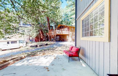 Crestline House | Lake Gregory Escape