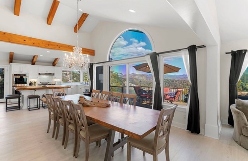 Cedar Glen House | Lake & Mountain VIEWS, Fishing, Big GAME ROOM & Jacuzzi