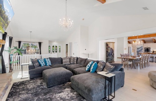 Cedar Glen House | Lake & Mountain VIEWS, Fishing, Big GAME ROOM & Jacuzzi