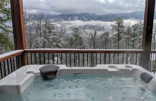 Cedar Glen House | Lake & Mountain VIEWS, Fishing, Big GAME ROOM & Jacuzzi