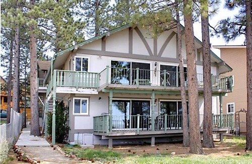 The Village Cabin | Lakefront Paradise Chalet with Beautiful Views and Easy Walk to the Village