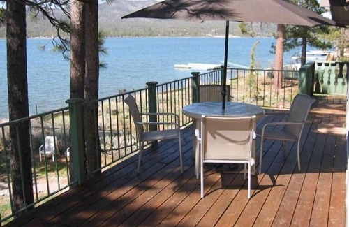 The Village Cabin | Lakefront Paradise Chalet with Beautiful Views and Easy Walk to the Village