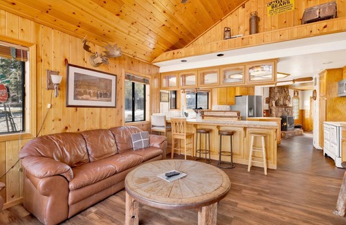 Big Bear Lake Cabin | Lakeshore Cabin at Big Bear Lake | Hot Tub | Pool Table | Boat Dock