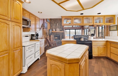 Big Bear Lake Cabin | Lakeshore Cabin at Big Bear Lake | Hot Tub | Pool Table | Boat Dock