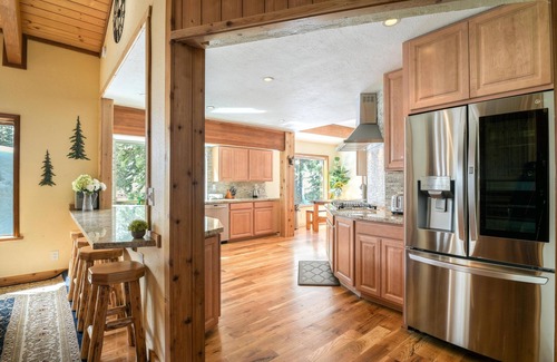 Kingswood Estates House | Lakeview, 4200sqft, SternPinball, EVcharger, fireplace, office+GameRm, Northstar