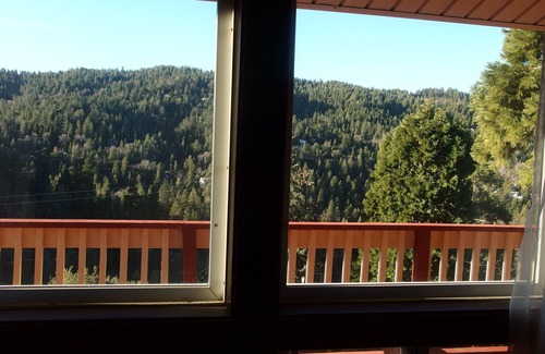 Crestline House | LAKEVIEW CABIN! AIRCONDITIONED! AMPLE PARKING !