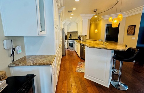 Belmont Shore House | Large 4 bedroom, steps from the beach with rooftop patio and jacuzzi. Sleeps 10