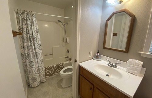 Chico Hostel | Large family suite sleeps 6!
