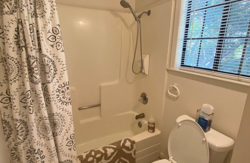 Chico Hostel | Large family suite sleeps 6!