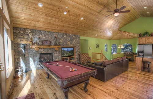 North Upper Truckee House | Large Kitchen, Hot Tub, Great House (COH1669)