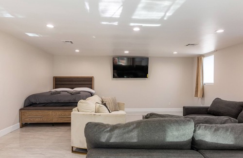 Lennox House | LAX/ SoFi Stadium Spacious 5 BR Brand New House