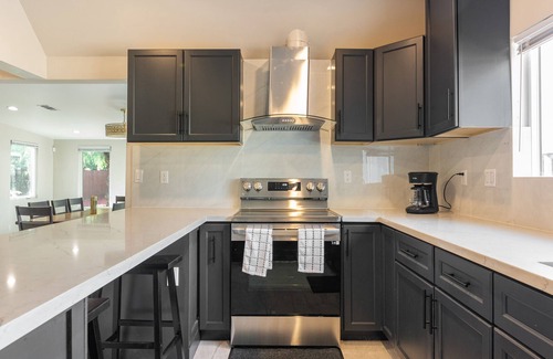 Lennox House | LAX/ SoFi Stadium Spacious 5 BR Brand New House