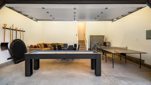Summit Estates House | Lazy Bear Lodge by AvantStay Pine Tree Paradise w Game Room