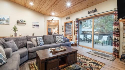 Summit Estates House | Lazy Bear Lodge by AvantStay Pine Tree Paradise w Game Room