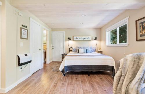 Sugar Pine House | Lewis Creek cabin near Yosemite king beds