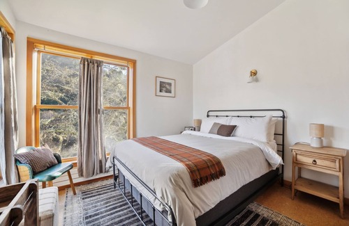 Point Reyes Station Hostel | Limantour Lodge-Meadow Suite- Three rooms with a view!