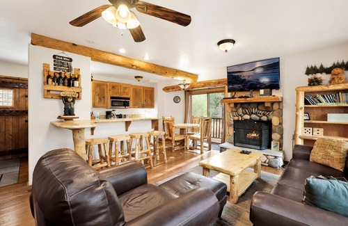 Big Bear Cabin | Living Log Cabin Retreat w/Hot Tub in Big Bear