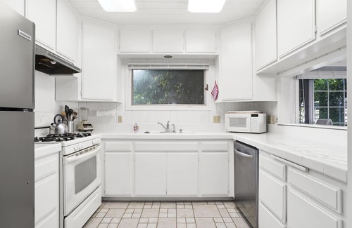 Balboa Island House | Location, Beach and Boardwalk for this classic beach cottage