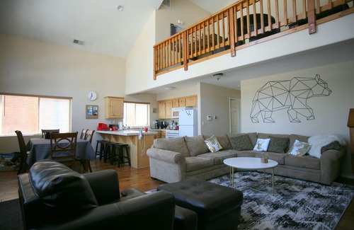 Big Bear Lake House | LogChalet/walk2lake&village/close2slopes/HotTub/GameRoom/Arcade/BBQ/AC/Office/EV