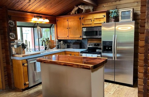 Loomis House | "Loomis Log Cabin": Tranquil Countryside Getaway