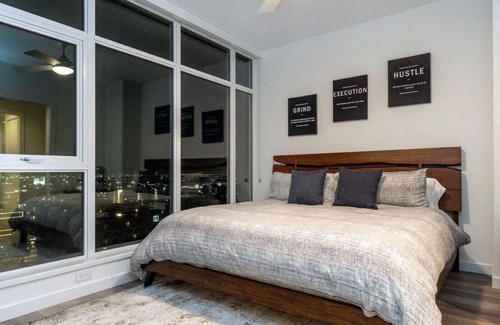 Little Tokyo Apartment | Los Angeles – City Center LA – High Rise with Skyline View
