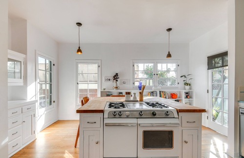 Mid-Wilshire House | Los Angeles Home w/Patio, 5 Mi to Downtown!