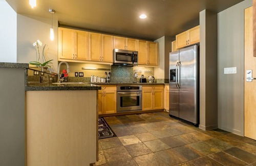 East Village Condo | Lovely 1 bedroom in heart of downtown ,free parking